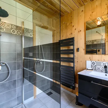 Le Brusyna Avec Jacuzzi בקתה *