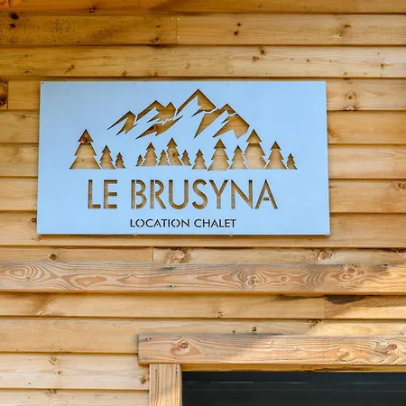 Le Brusyna Avec Jacuzzi בקתה